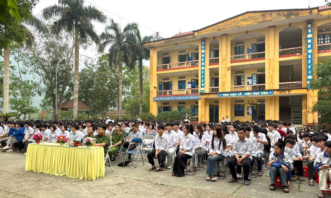 Hàng trăm học sinh tham gia hội nghị tuyên truyền xây dựng xã không ma túy. Ảnh: Công an xã Lâm Thượng