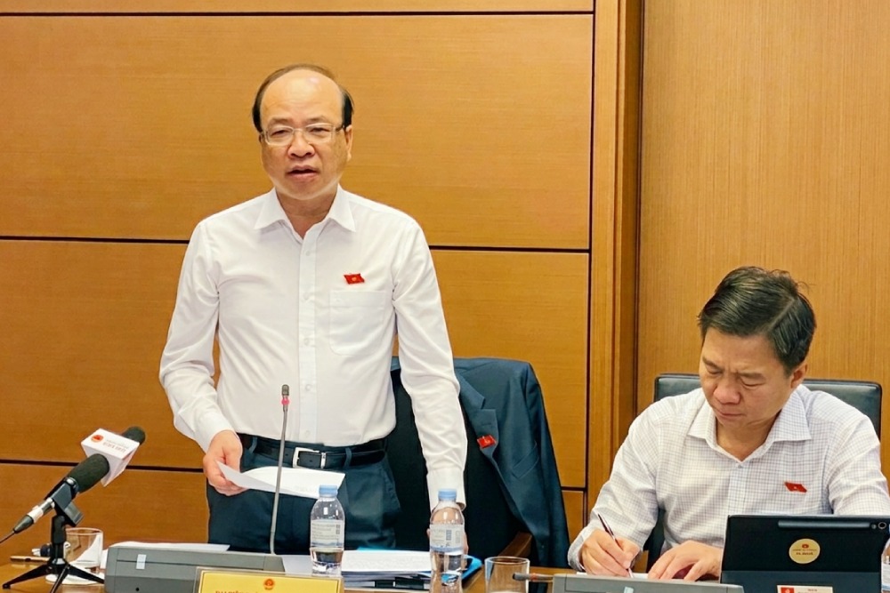 Chairman of the National Assembly's Law and Justice Committee Phan Chi Hieu stated the reality that the team of justice and civil status officials at the commune level is very thin, and in many places there is only one official. Photo: Pham Dong