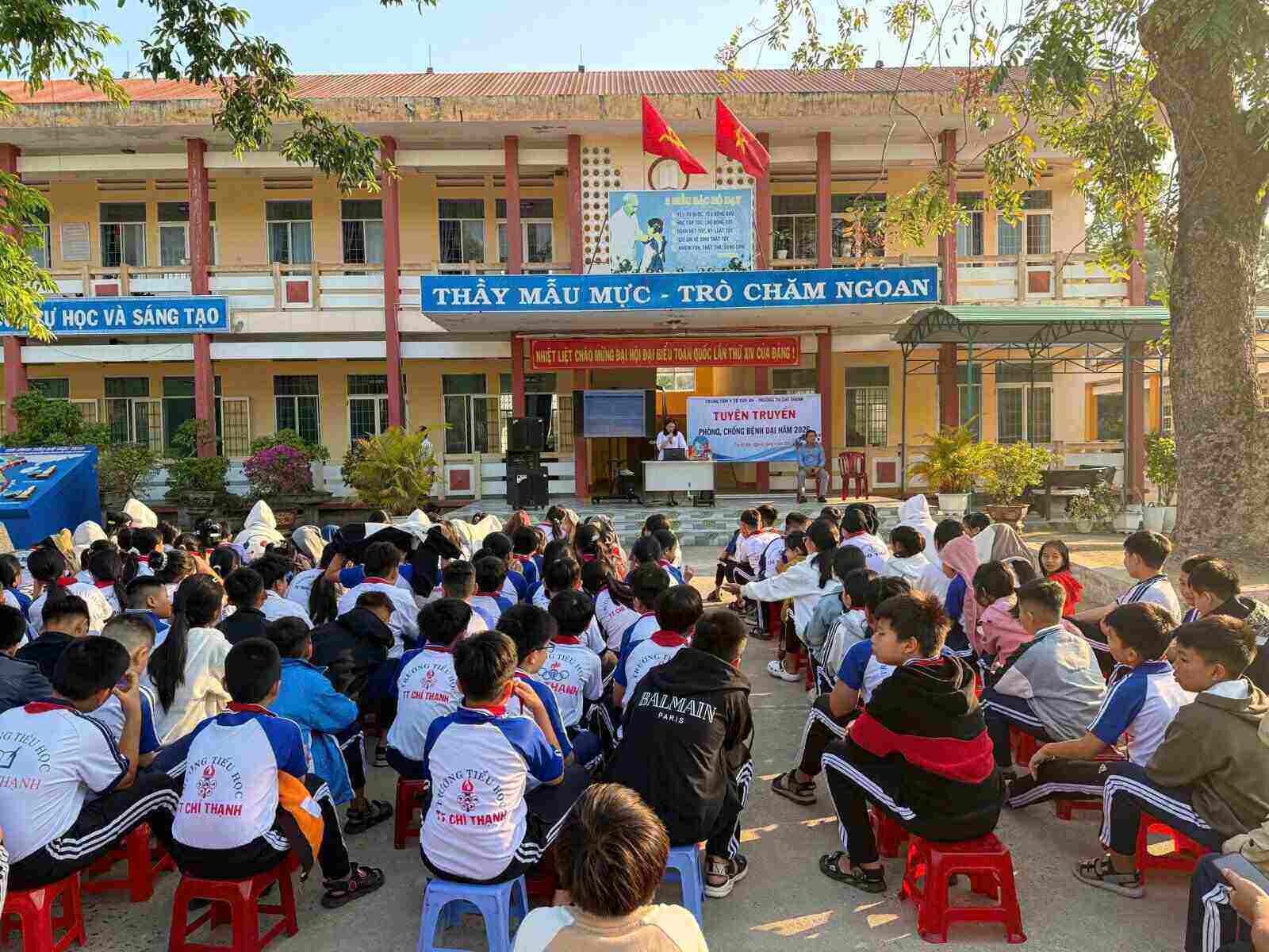Students are equipped with knowledge about rabies prevention and control. Photo: Bich Hanh - Minh Thu