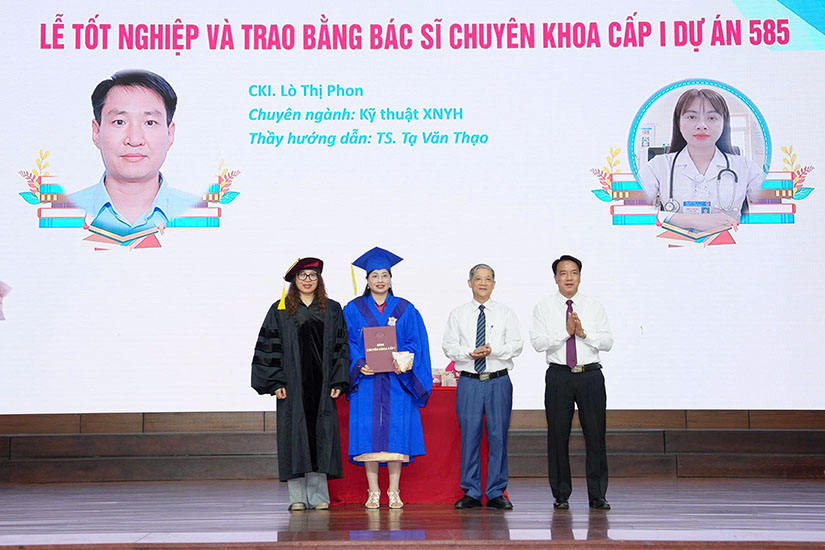 Dien Bien Department of Health receives the handover of 16 specialist doctors level I to difficult areas. Photo: Quang Dat