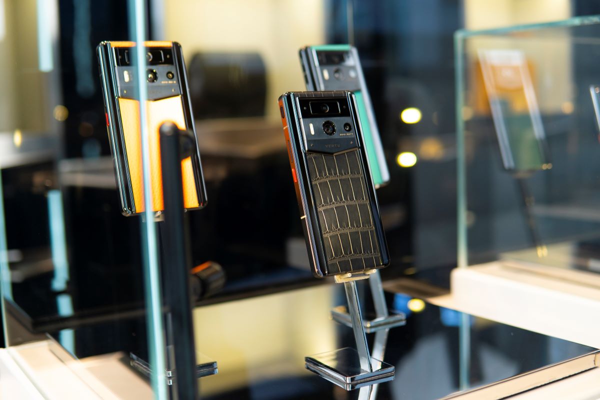 For high-end smartphones, designed specifically, with high value, using genuine products is very important. Photo: Loan Tran