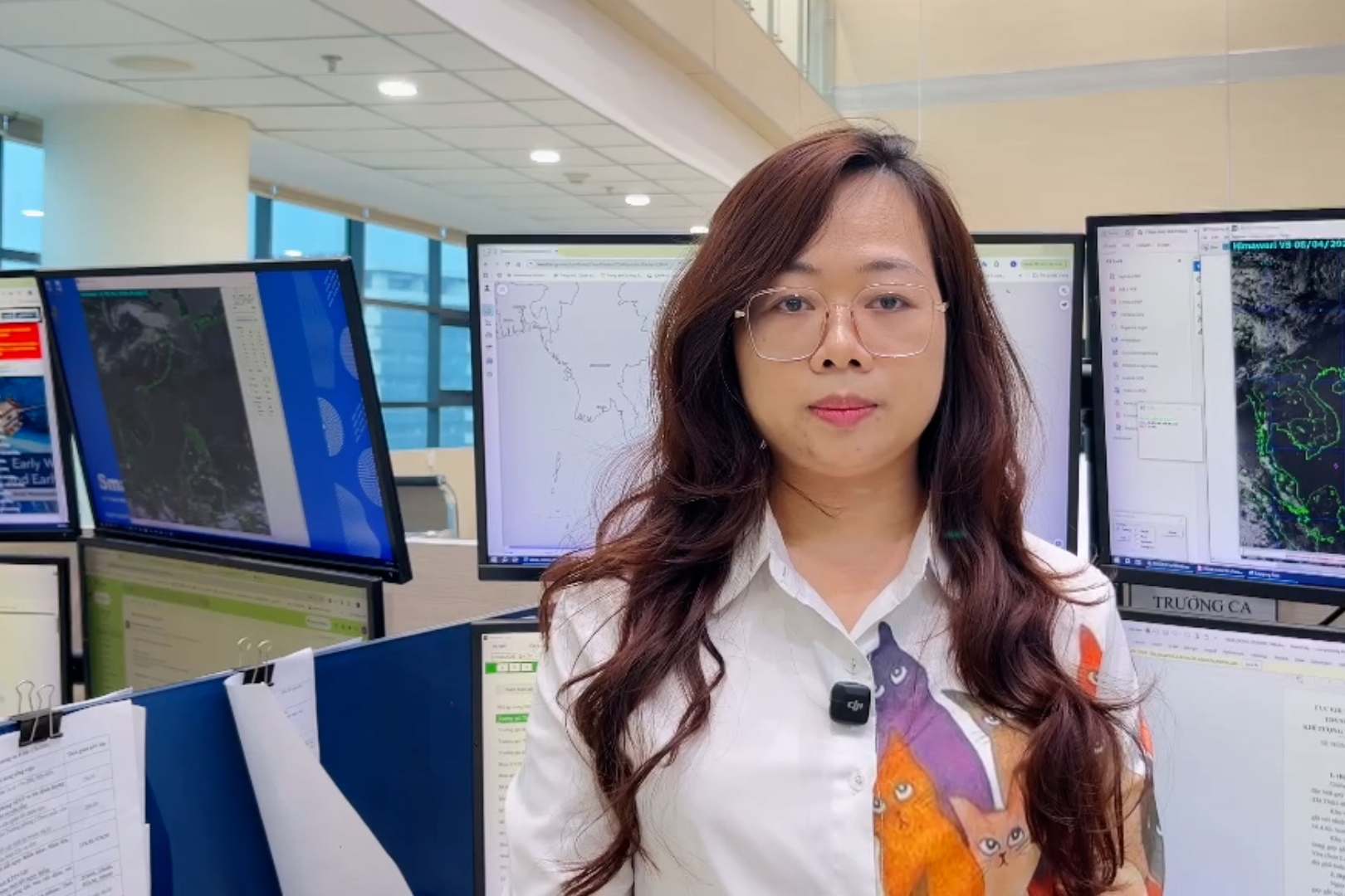 Bà Phạm Phương Chi cảnh báo không nên tiếp xúc quá lâu dưới ánh nắng trong khung giờ 11 - 16 giờ chiều. Ảnh: Hoài Linh