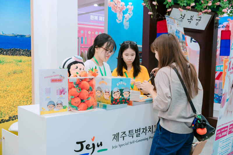 Khách tham quan tìm hiểu thông tin và nhận quà tại gian hàng du lịch Hàn Quốc ở VITM Hà Nội 2026. Ảnh: KTO