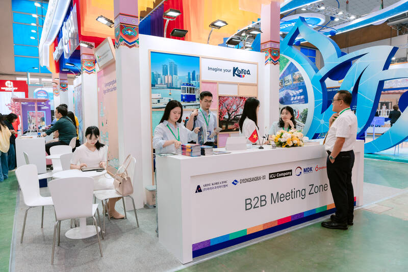 Khu vực kết nối doanh nghiệp tại gian hàng du lịch Hàn Quốc thu hút các đơn vị tìm kiếm cơ hội hợp tác. Ảnh: KTO