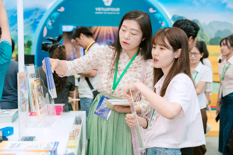 Korean travel agencies introduce destinations, share information and advise on tours at booths. Photo: KTO