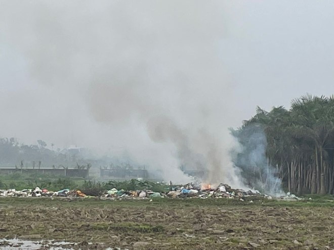 Strictly handle spontaneous burning of straw and waste in Hanoi. Photo: Than Khe