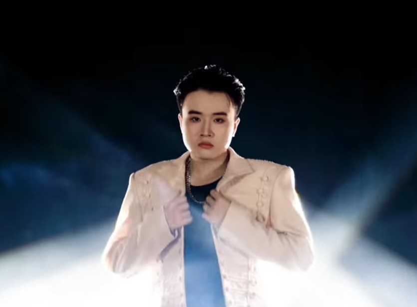 Diện mạo mới của Hoàng Anh trong MV “Quá đau“. Ảnh cắt từ MV