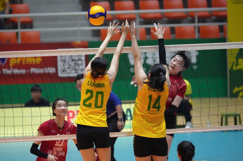 VTV Binh Dien Long An se enfrentó a Long Son Thanh Hoa Cement en el torneo nacional de voleibol. Foto de : VFV