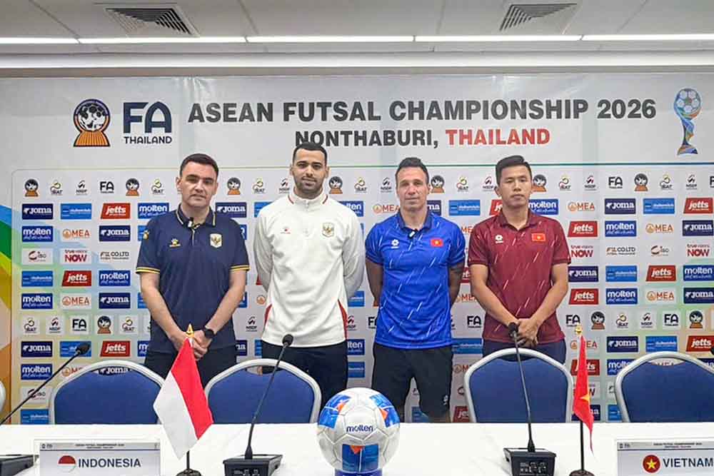 L'entraîneur Diego Giustozzi (2e à partir de la droite) de l'équipe vietnamienne de futsal participe à la conférence de presse avant la demi-finale du championnat de futsal d'Asie du Sud-Est 2026. Photo: VFF