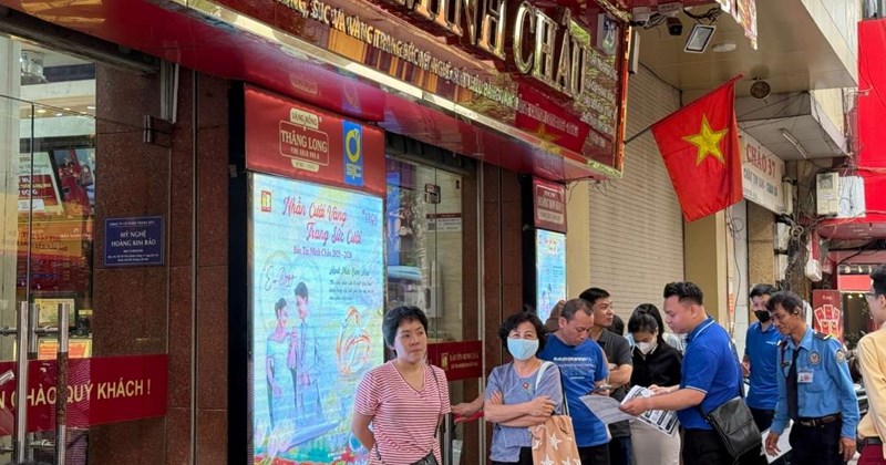 Giá vàng trong nước giảm sâu, nhiều người tranh thủ mua vào