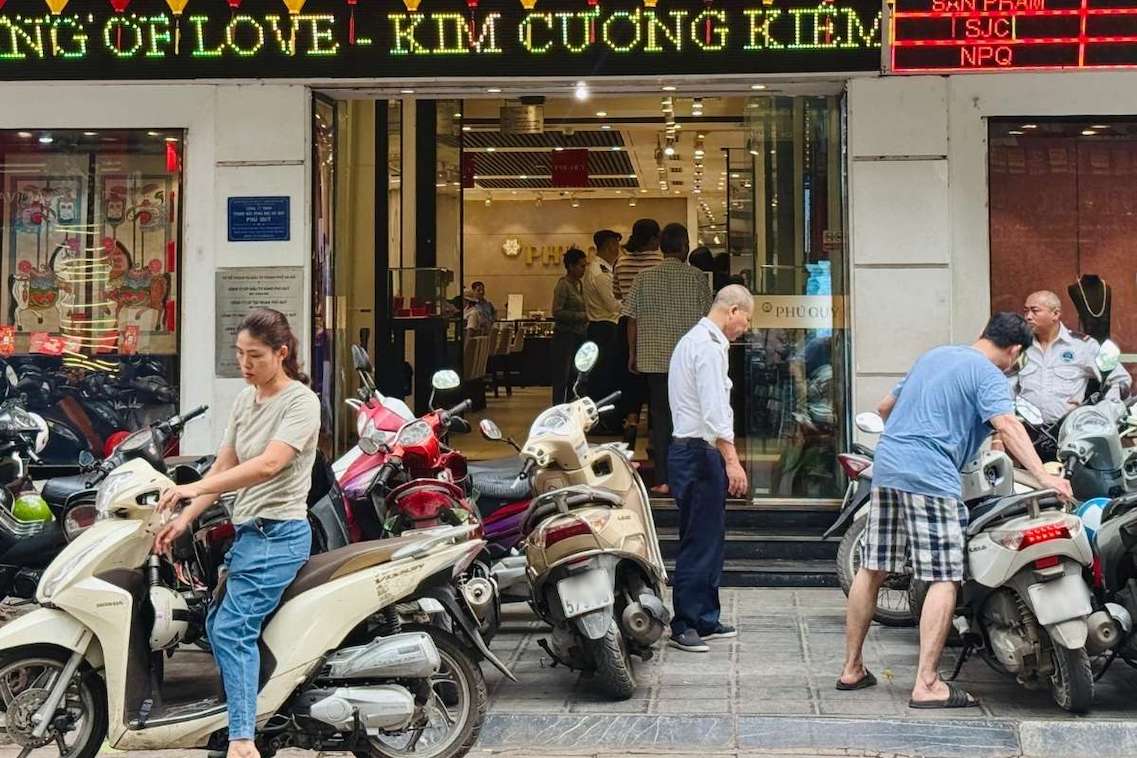 Dù giá liên tục biến động, vàng nhẫn vẫn thu hút nhiều người săn mua. Ảnh: Lệ Hà  