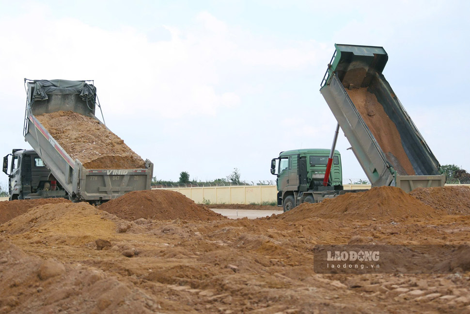 Phương tiện vận chuyển vật liệu xây dựng phục vụ cho các dự án tại tỉnh. Ảnh: Hoài Phương