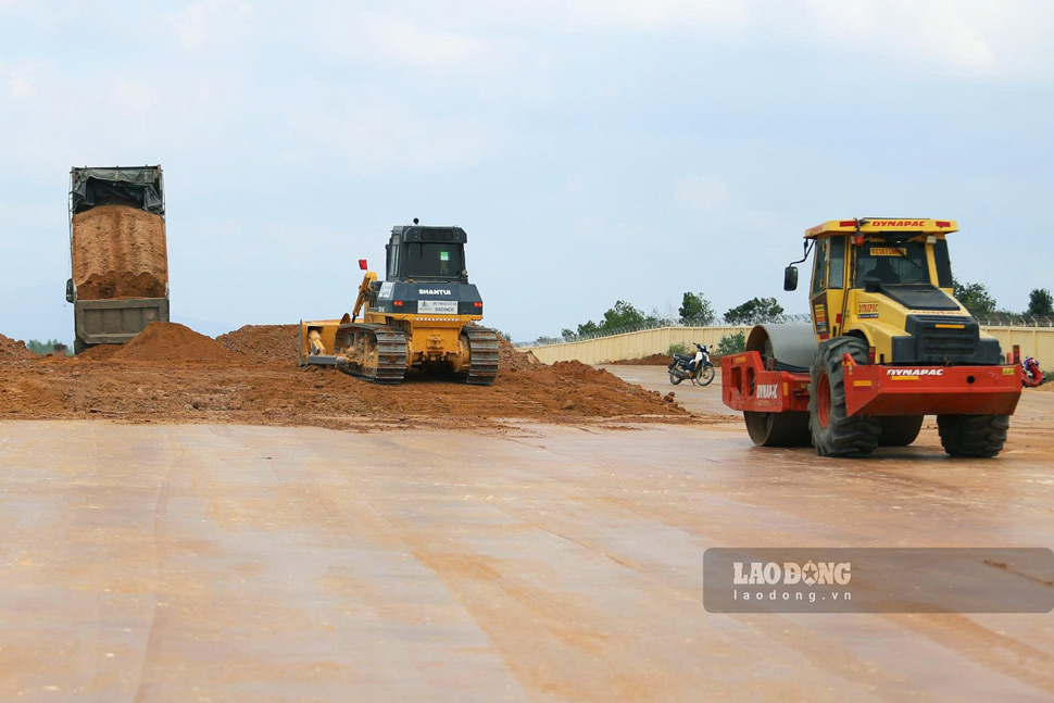 Vehicles carrying materials serving the Project to Invest in the construction of runway No. 2 of Phu Cat Airport (Gia Lai). Photo: Hoai Phuong