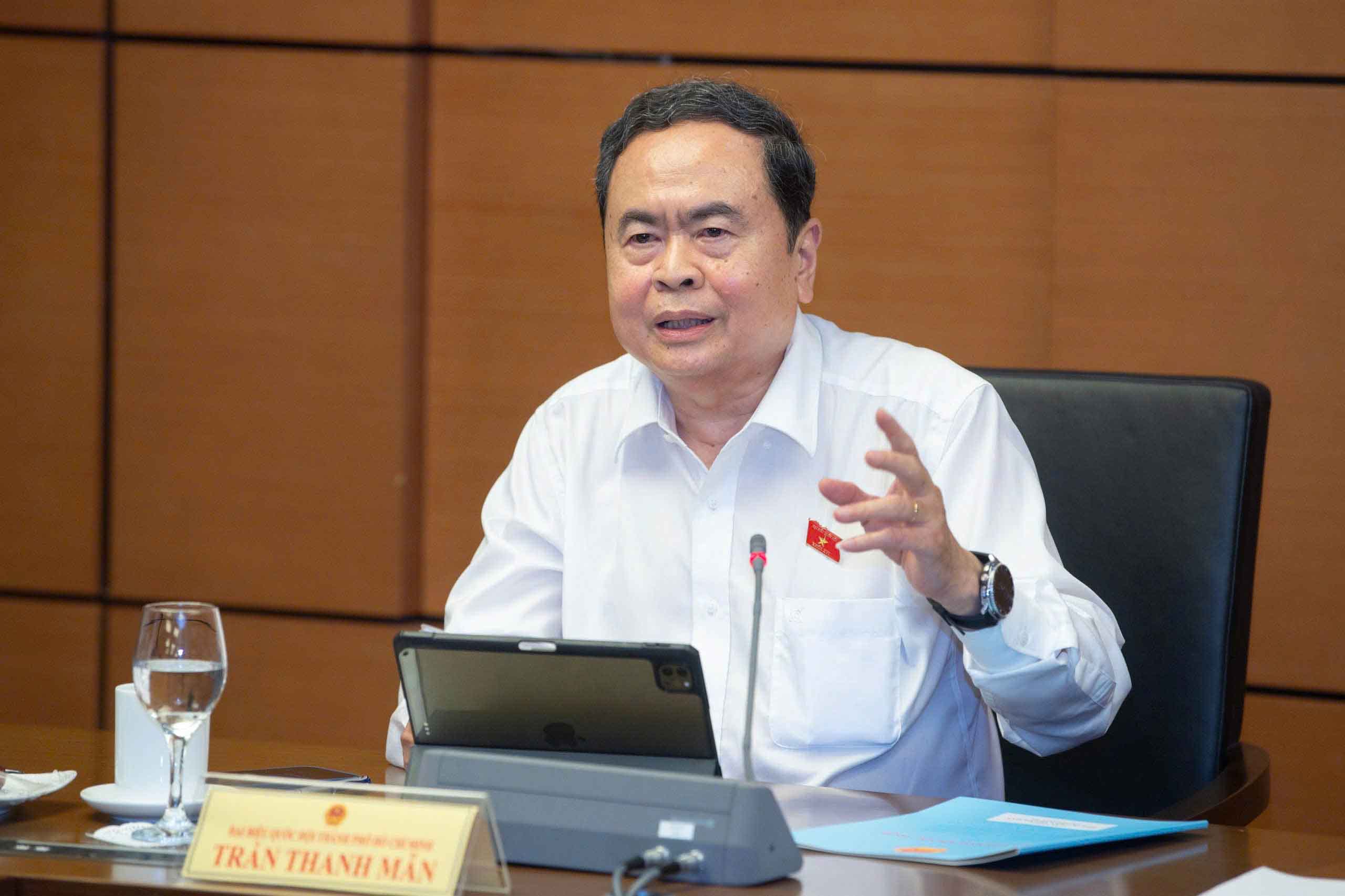 El miembro del Buró Político y Presidente de la Asamblea Nacional, Tran Thanh Man, dijo que es necesario movilizar y fortalecer aún más la participación del equipo de abogados en el apoyo a los grupos vulnerables. Foto: Nguyen Phuc.