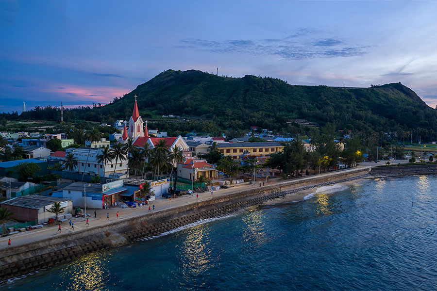 Những cung đường ven biển tuyệt đẹp, với một bên sóng vỗ, một bên là đời sống gần gũi của người dân địa phương. Ảnh: Lý Sơn Half Marathon
