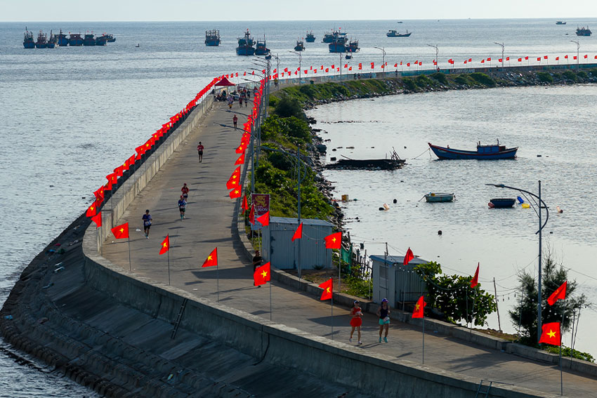 Cung đường rợp cờ Tổ Quốc tại giải chạy. Ảnh: Lý Sơn Half Marathon