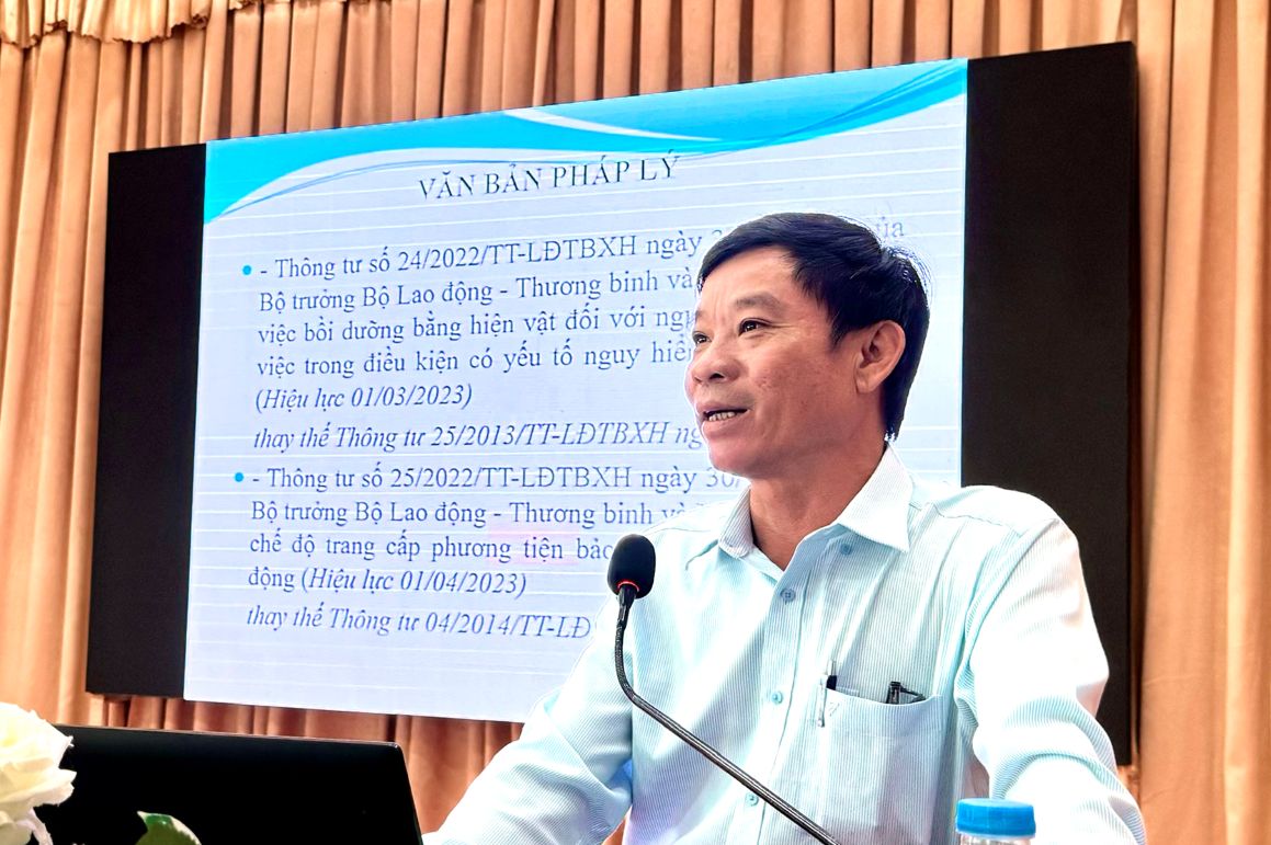 Ông Thái Bá Việt - Trưởng phòng Lao động - Việc làm, Sở Nội vụ báo cáo tại chương trình tập huấn. Ảnh: Đức Trung