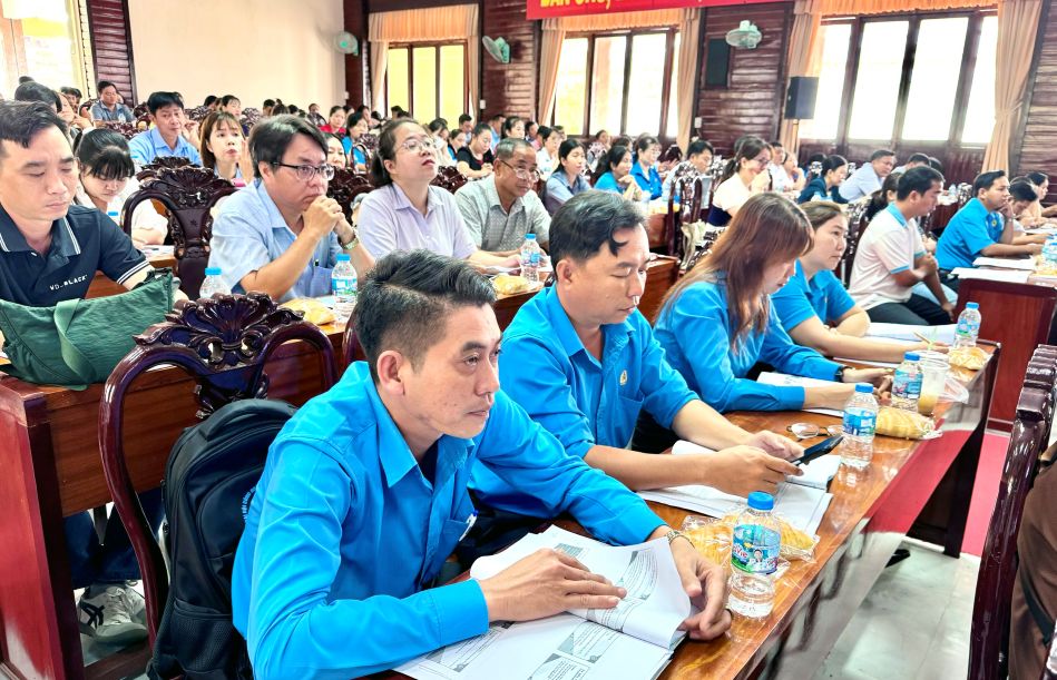 Đại biểu nghiêm túc lắng nghe tại buổi tập huấn. Ảnh: Đức Trung