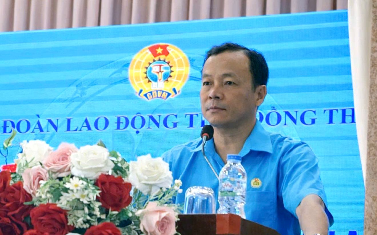 Phó Chủ tịch LĐLĐ tỉnh Đồng Tháp Nguyễn Thanh Tuấn phát biểu tại buổi tập huấn. Ảnh: Đức Trung