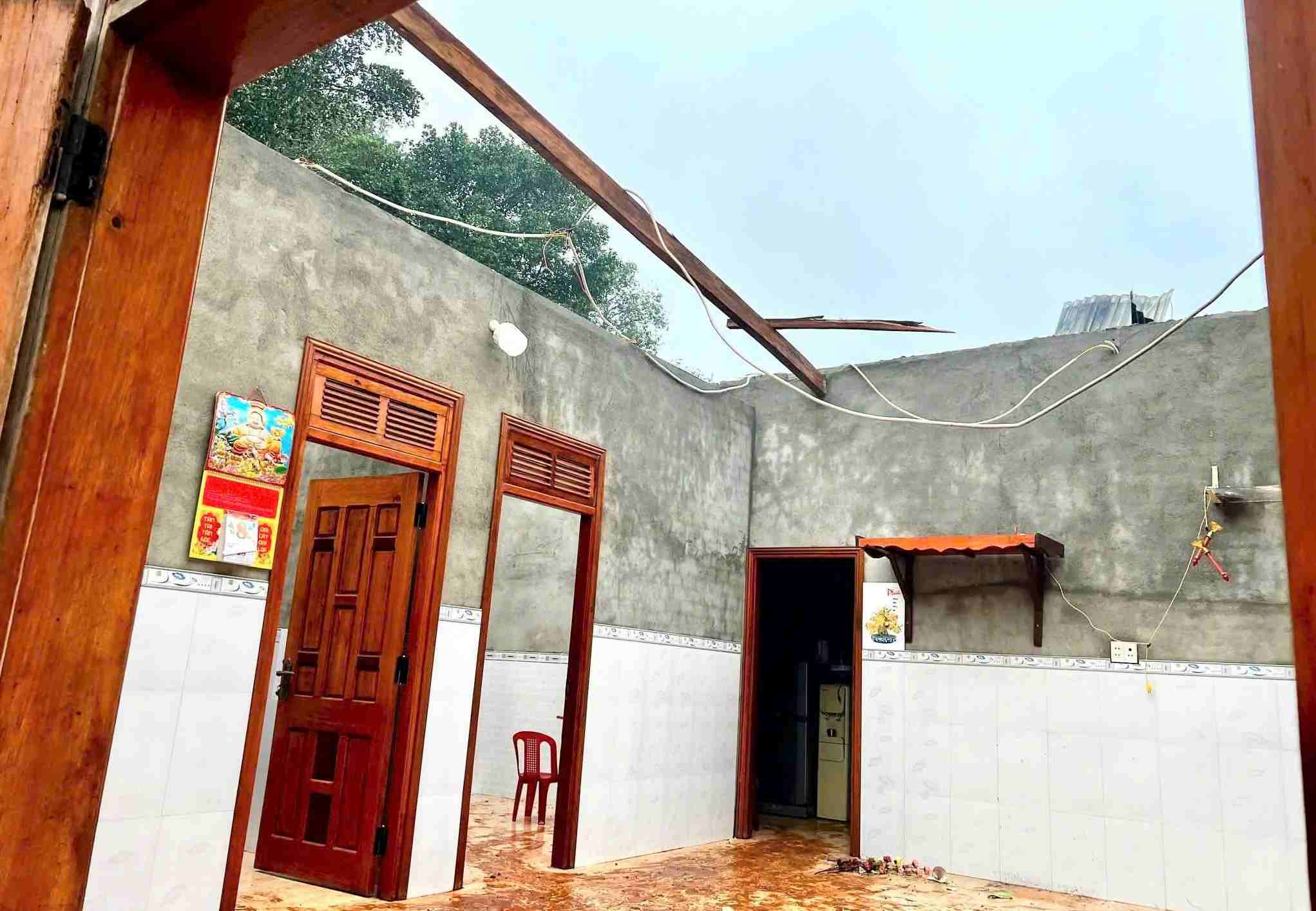 Lốc xoáy làm tốc mái nhà dân tại xã Nhân Cơ. Ảnh: Ban Chỉ huy Quân sự xã Nhân Cơ 