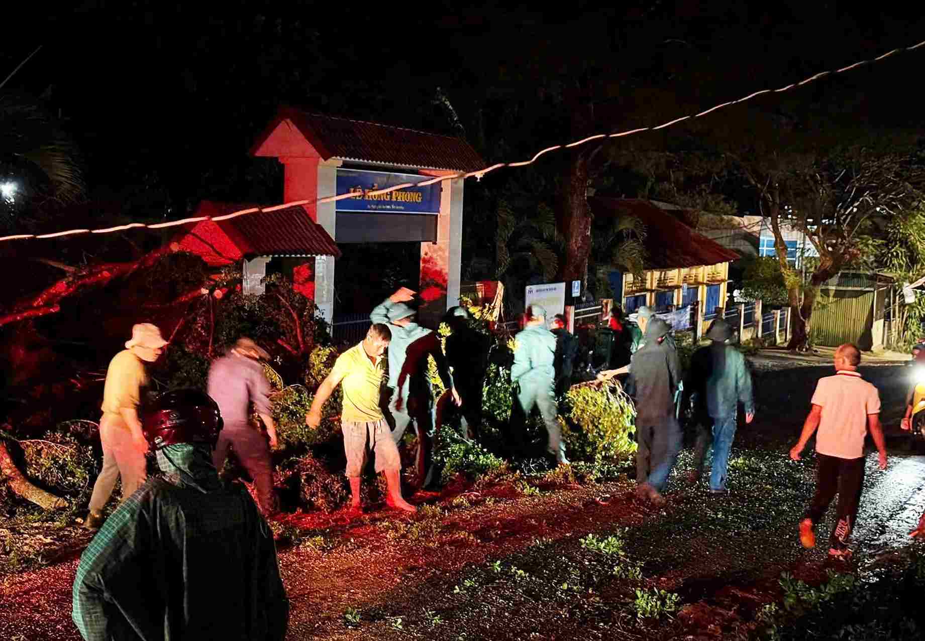 Các lực lượng phường Bắc Gia Nghĩa don dẹp cây xanh bị ngã đổ trên các tuyến đường. Ảnh: Thần Hy 