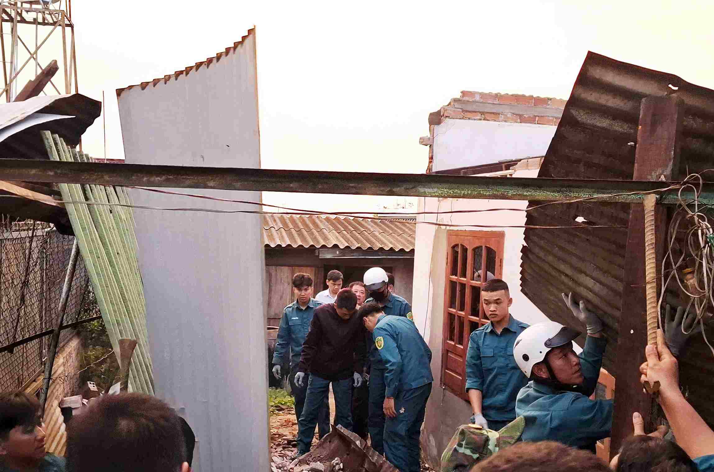 Các lực lượng phường 2 Bảo Lộc hỗ trợ người dân khắc phục hậu quả lốc xoáy. Ảnh: Phúc Khánh 