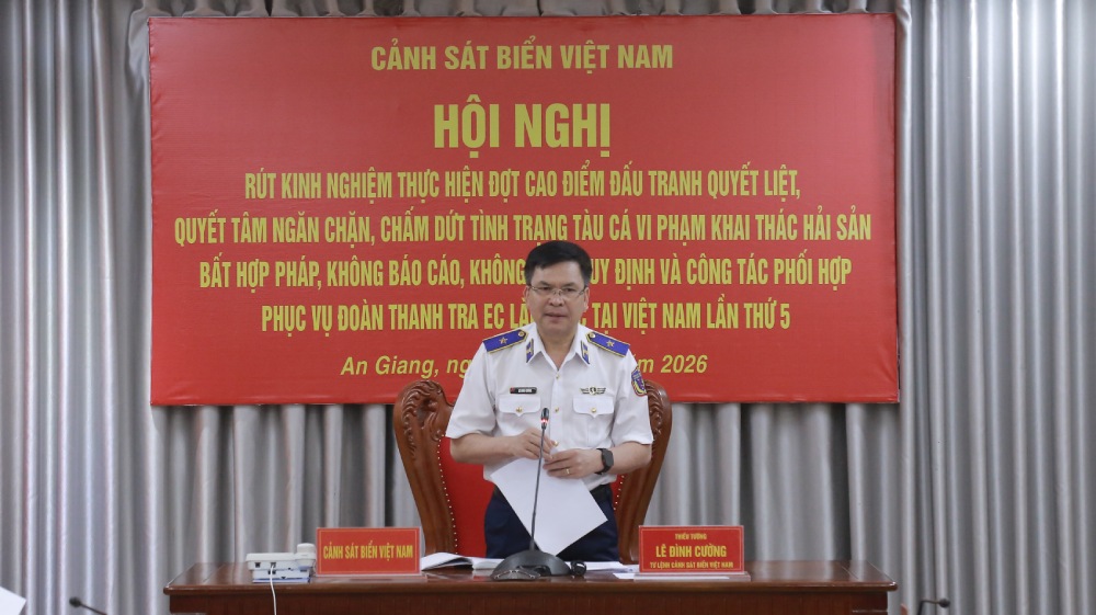 Thiếu tướng Lê Đình Cường - Tư lệnh Cảnh sát biển Việt Nam phát biểu tại hội nghị. Ảnh: BTL Vùng CSB4