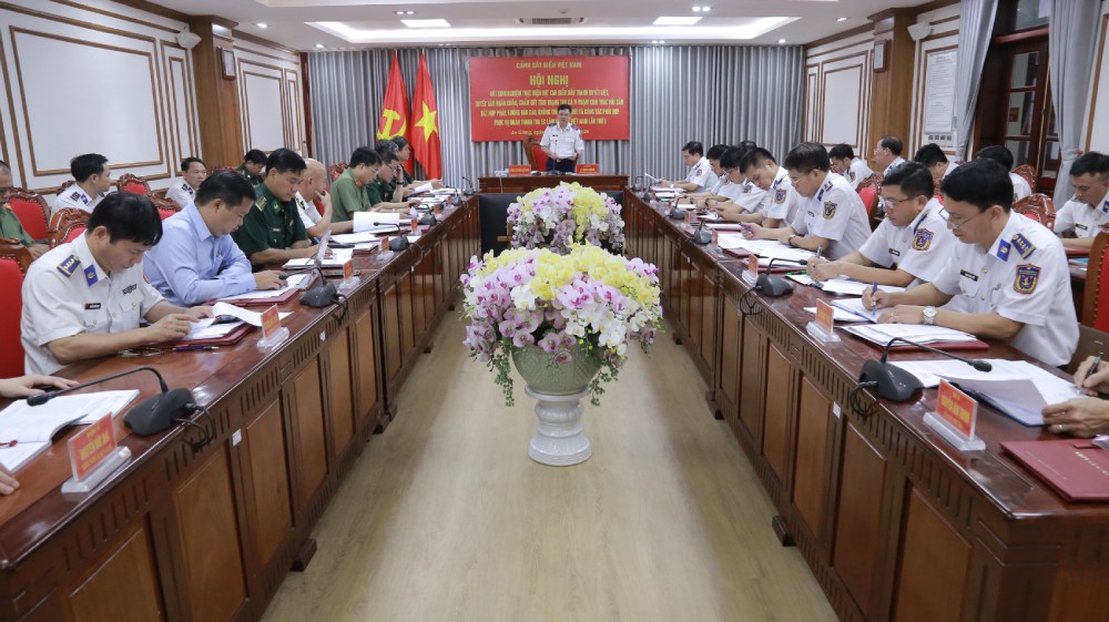 The conference focused on assessing the current situation, the results of leadership and direction on the peak period of combating IUU fishing. Photo: Coast Guard Region 4 Command