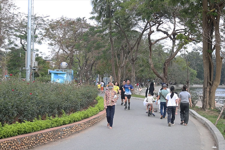 Sau hạ rào, công viên Thống Nhất trở thành địa điểm vui chơi được nhiều người dân lựa chọn. Ảnh: Dương Anh