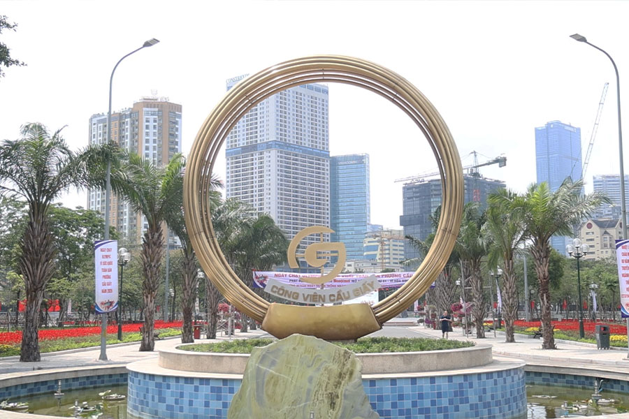 Công viên Cầu Giấy được cải tạo với diện mạo mới khang trang, hiện đại. Ảnh: Dương Anh