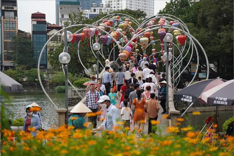 Công viên - vườn thú Thủ Lệ thu hút người dân tới tham quan, trải nghiệm. Ảnh: Dương Anh