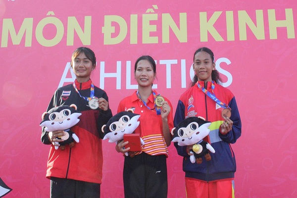 Le Thi Tuyet Mai (middle) is one of the athletes with good expertise in the women's 400m event, having the opportunity to participate in the Youth Olympics. Photo: Vietnam Sports Administration