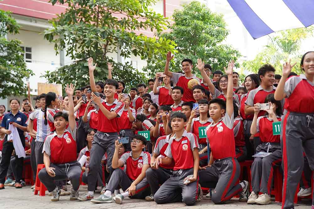 Các học sinh phấn khởi khi được gặp trực tiếp những cầu thủ. Ảnh: Thanh Vũ