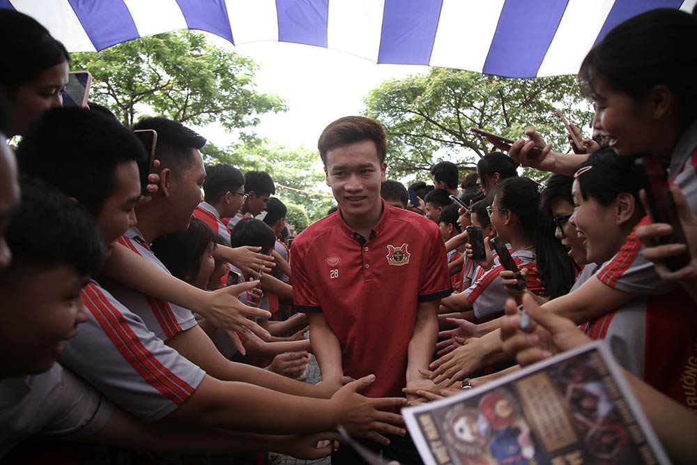 Hoang Duc (pictured) and Vietnamese football players were welcomed when appearing at Binh Chanh High School for the Gifted in Sports and Physical Training. Photo: Dung Phuong