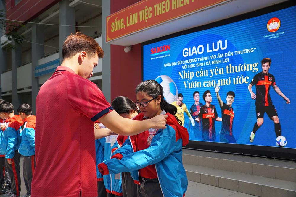 Hoàng Đức kí tặng, trao áo khoác và học bổng cho các em học sinh. Ảnh: Thanh Vũ/Dũng Phương