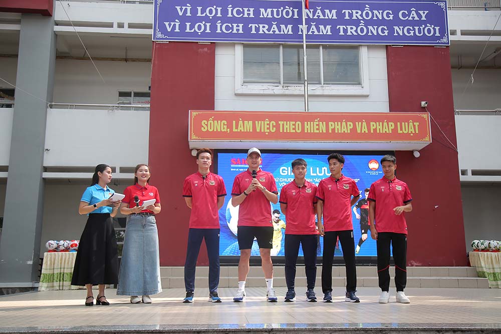 Các tuyển thủ quốc gia, cầu thủ U23 Việt Nam thuộc biên chế câu lạc bộ Ninh Bình giao lưu tại chương trình. Ảnh: Dũng Phương