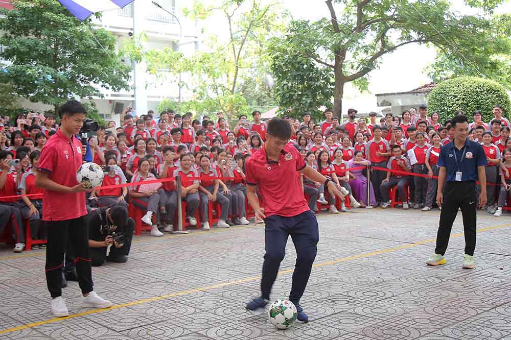Các cầu thủ giao lưu kĩ năng chơi bóng ở các mini game trong chương trình. Ảnh: Dũng Phương