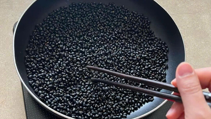 Nước đậu đen rang có công dụng đào thải mỡ máu tự nhiên. Ảnh: Ngọc Mai