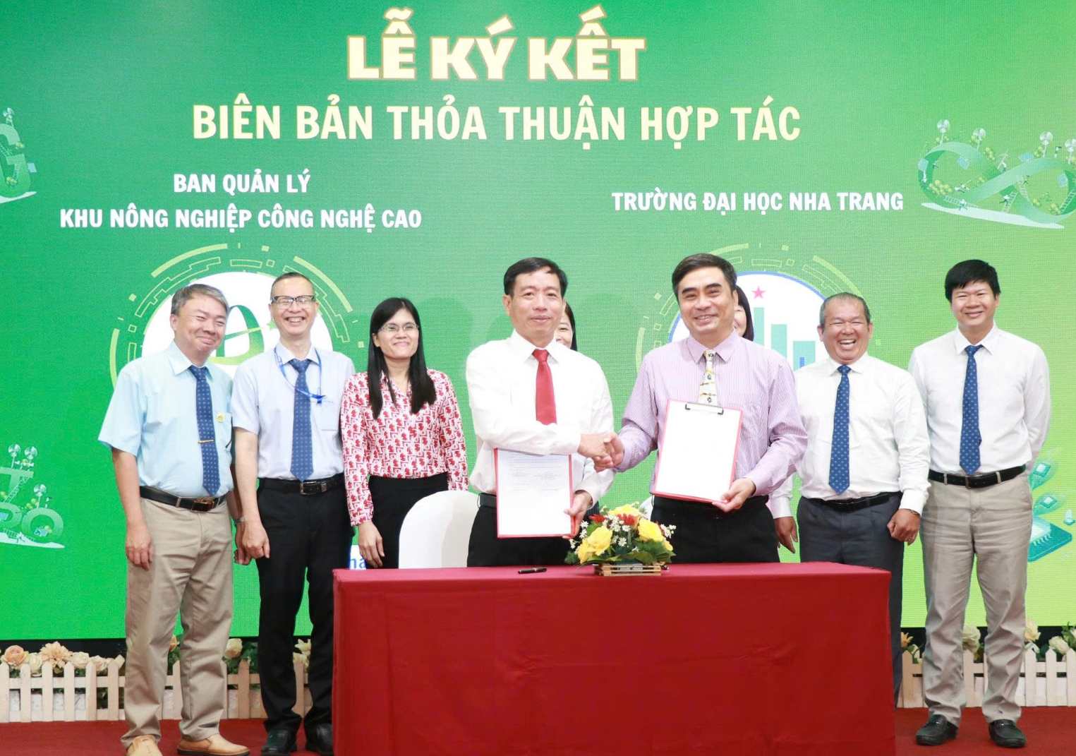 Các đơn vị ký kết hợp tác phát triển liên kết trong hệ sinh thái khởi nghiệp nông nghiệp công nghệ cao. Ảnh: Phương Linh