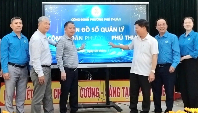 Launching ceremony of the digital map for managing grassroots trade unions in Phu Thuan ward, Ho Chi Minh City. Photo: Duc Long