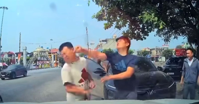 Tài xế hành hung, bóp cổ người khác bị tạm giữ hình sự