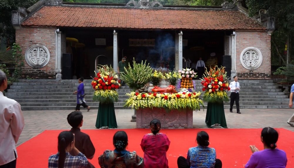 People and tourists excitedly flock to open the Ba Trieu Temple festival. Photo: Quach Du