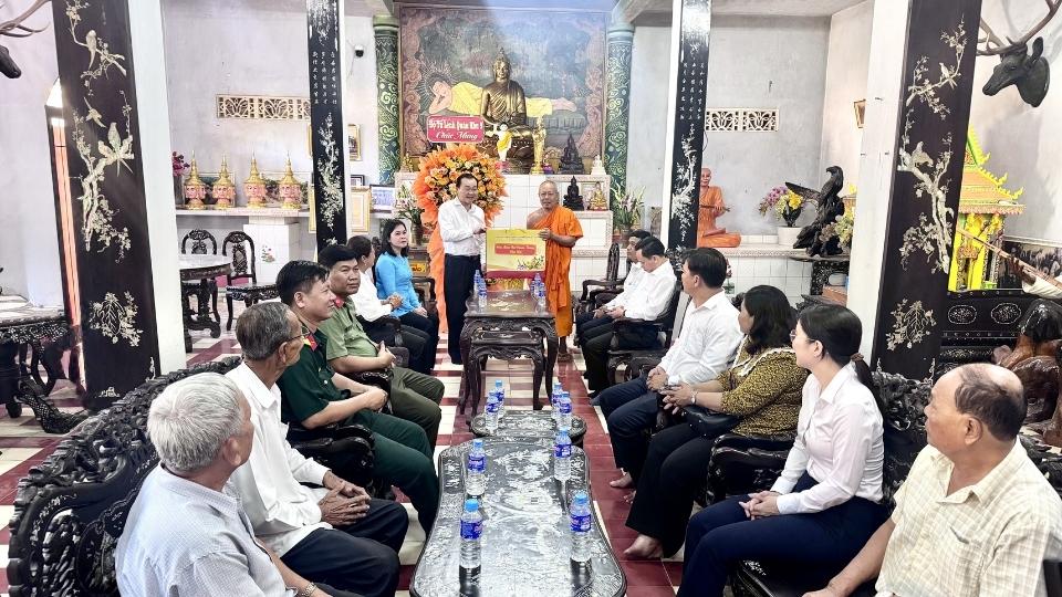 Chủ tịch HĐND tỉnh Nguyễn Minh Dũng thăm, tặng quà tại Chùa Kompong Chrây (chùa Hang). Ảnh: Hoàng Lộc