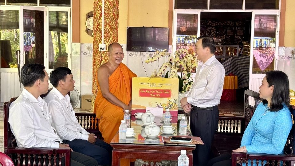 Chairman of Vinh Long Provincial People's Council - Nguyen Minh Dung presents gifts and wishes Tet to Chol Chnam Thmay at Champa Bo Ray Pagoda. Photo: Hoang Loc
