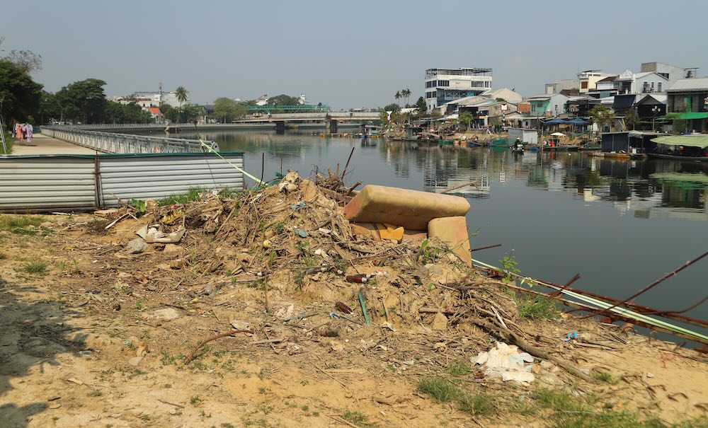 El proyecto de la calle peatonal a lo largo del río Nhu Y está lleno de basura y malas hierbas. Foto: Nguyen Luan