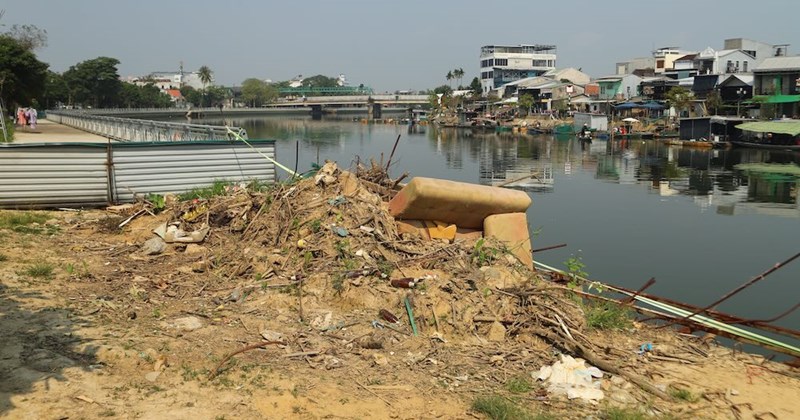 Đường đi bộ ven sông Nhu Y ngổn ngang rác, cỏ dại