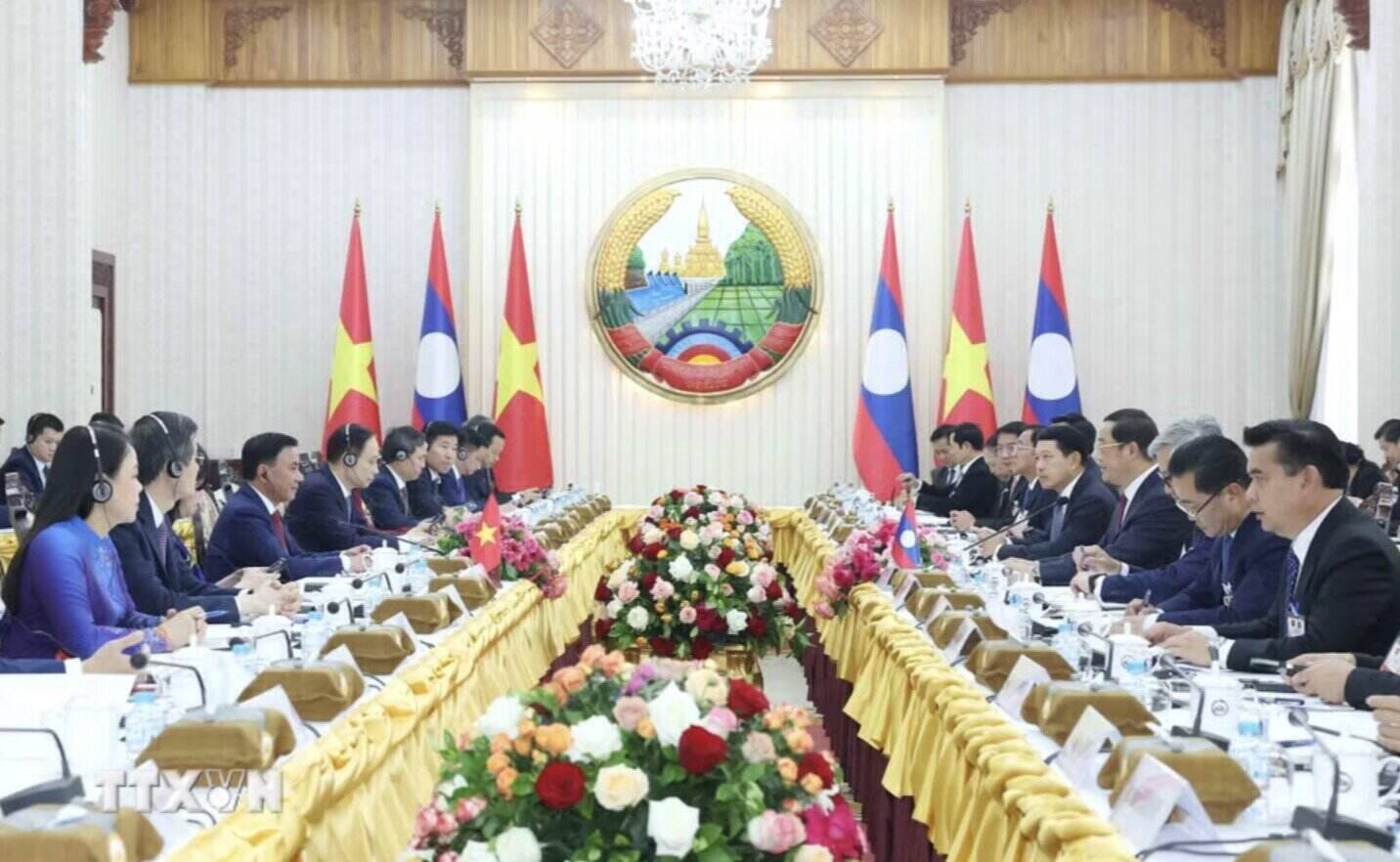 Politburo member, Standing Secretary of the Secretariat Tran Cam Tu informed Lao Prime Minister Sonexay Siphandone about the results of the talks with Standing Secretary of the Secretariat Vilay Lakhamphong. Photo: VNA