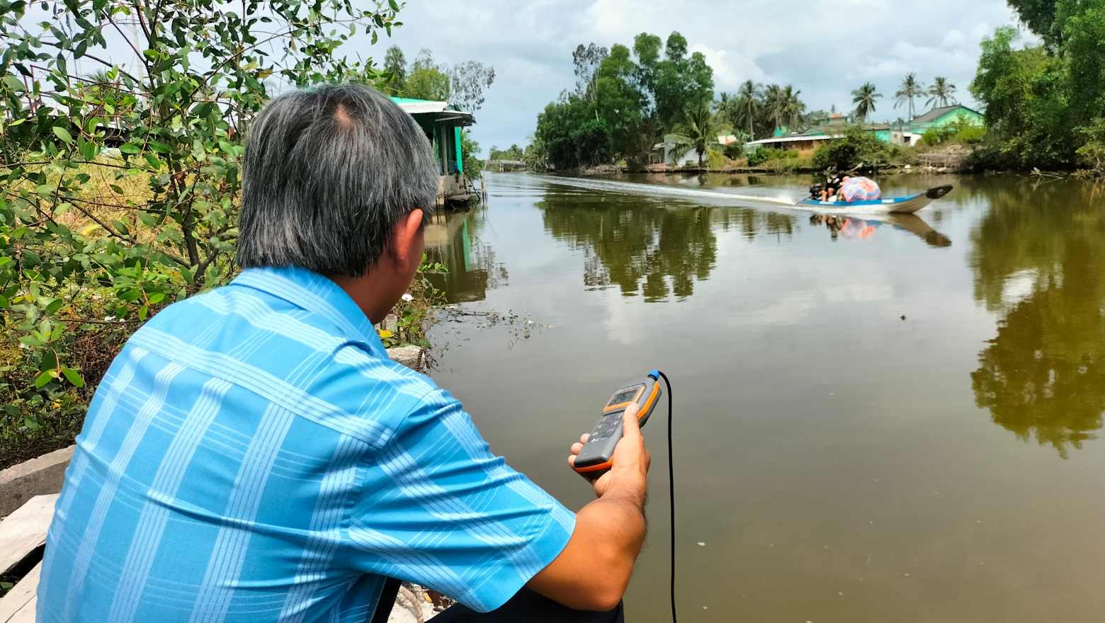 Ca Mau regularly checks salinity, promptly informs people to be proactive in production. Photo: Nhat Ho.