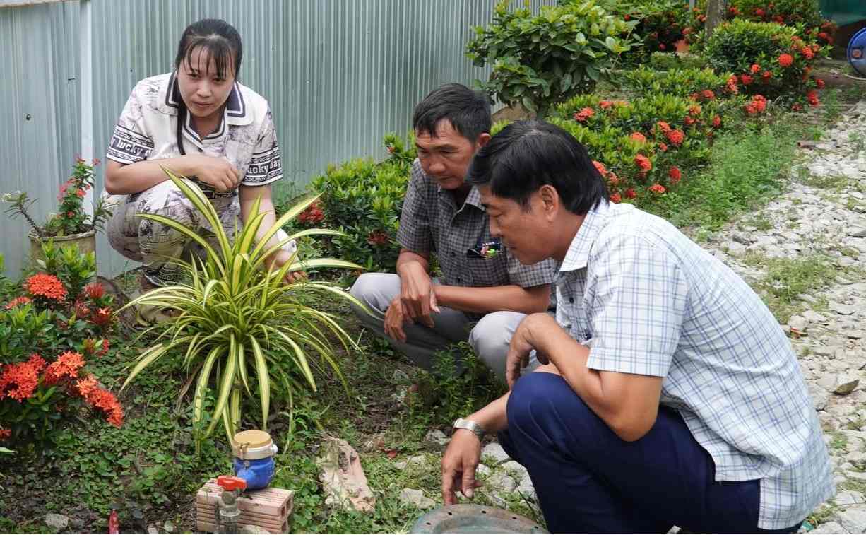 Hạn mặn xảy ra nhiều nơi, Sở Nông nghiệp và Môi trường thường xuyên kiểm tra các trạm cấp nước sạch cho người dân. Ảnh: Nhật Hồ.