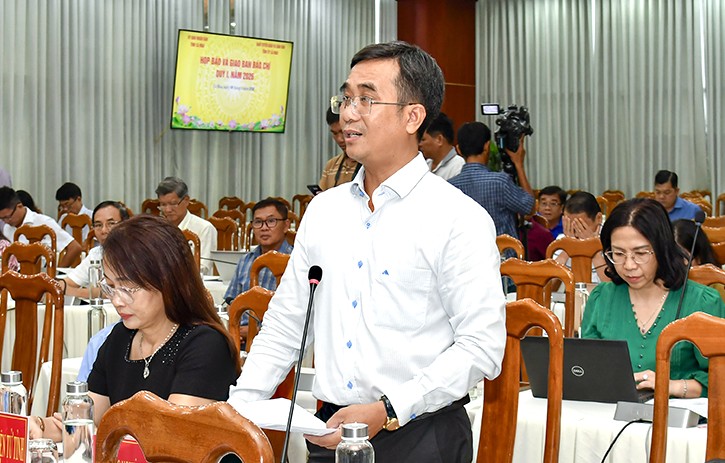 Ông Phạm Văn Mười, Phó Giám đốc Sở Nông nghiệp và Môi trường tỉnh Cà Mau khuyến cáo người dân chủ động sản xuất thích ứng với hạn mặn. Ảnh: Nhật Hồ.